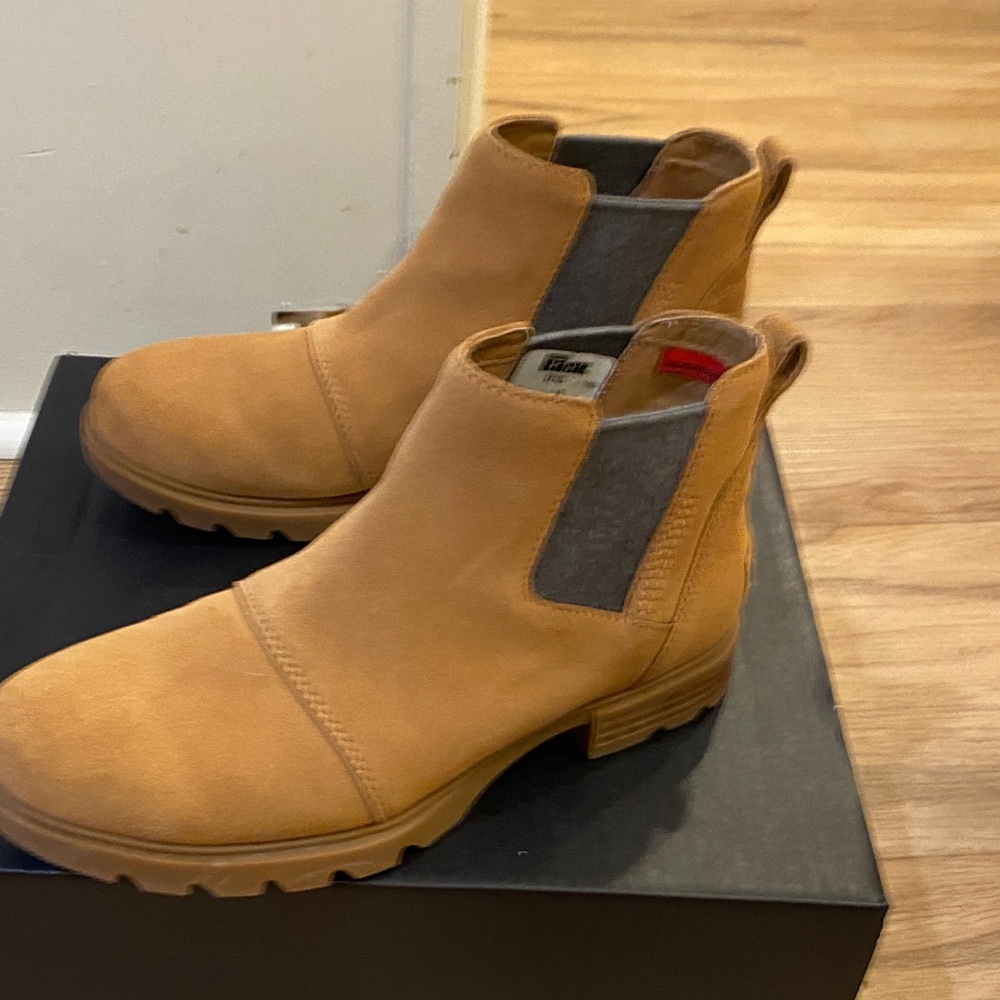 Sorel Emelie III Chelsea Boots in Tawny Buff and Gum